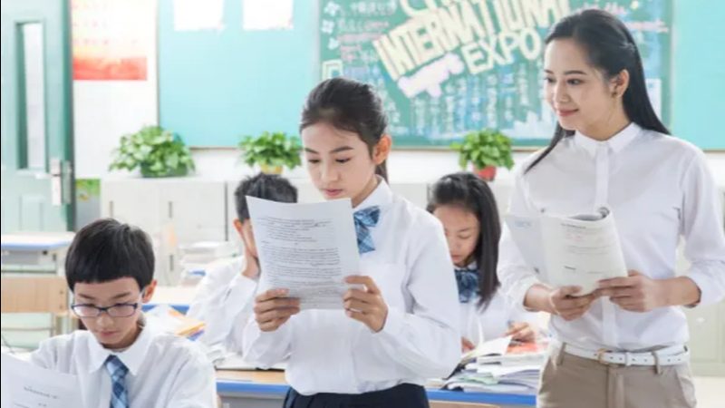 为了延长职业培训资格证书的有效期，持证人可以通过以下途径：