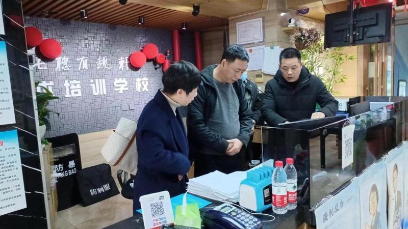 企业对成人教育学历的认可主要基于以下几个方面的考量：